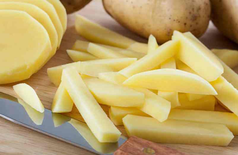 Utiliser le sac congélation pour éviter l’oxydation des pommes de terre épluchées